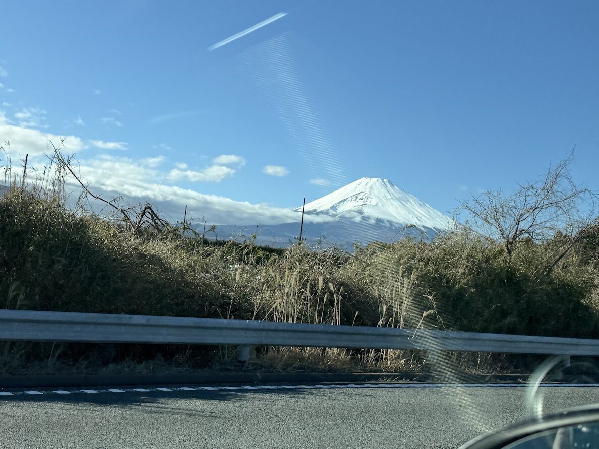 帰りの車窓：富士山と道路