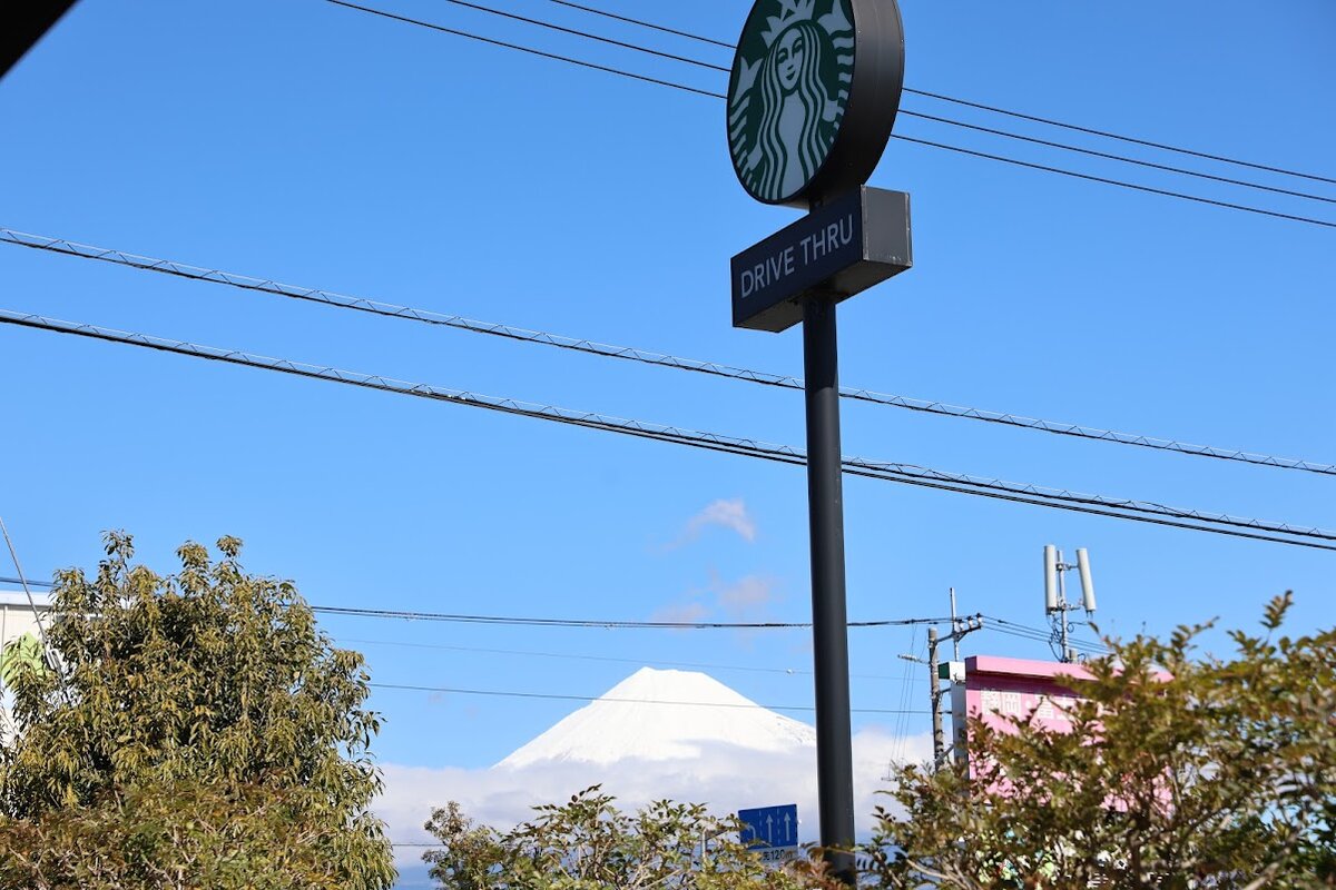 イオンタウン富士南　：看板のある風景写真、富士山が背景に見える