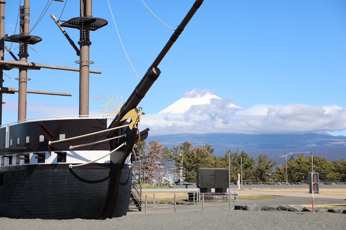 ふじのくに田子の浦みなと公園：雪を被った富士山と青空