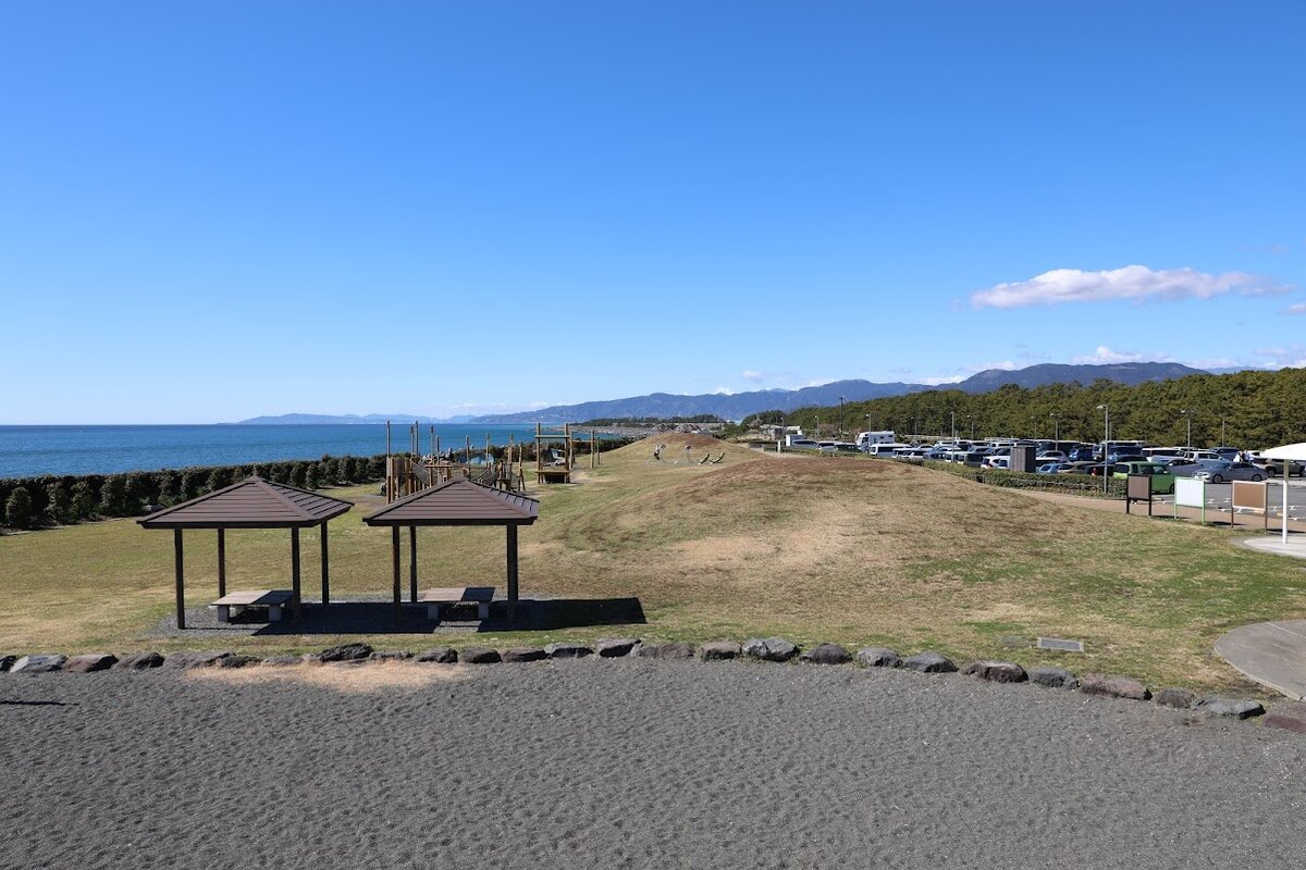 ふじのくに田子の浦みなと公園　：帆船の一部と富士山