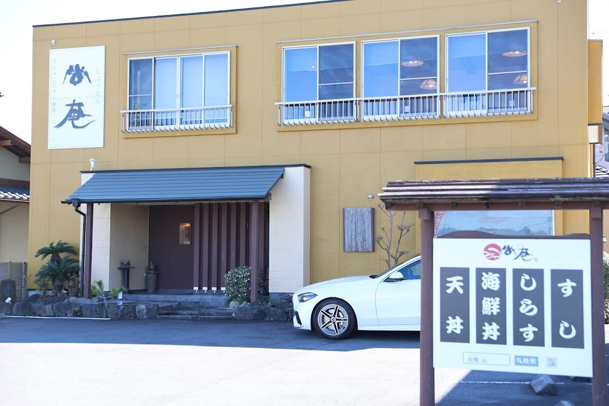 和楽房 尚奄：旅館の廊下と食事処