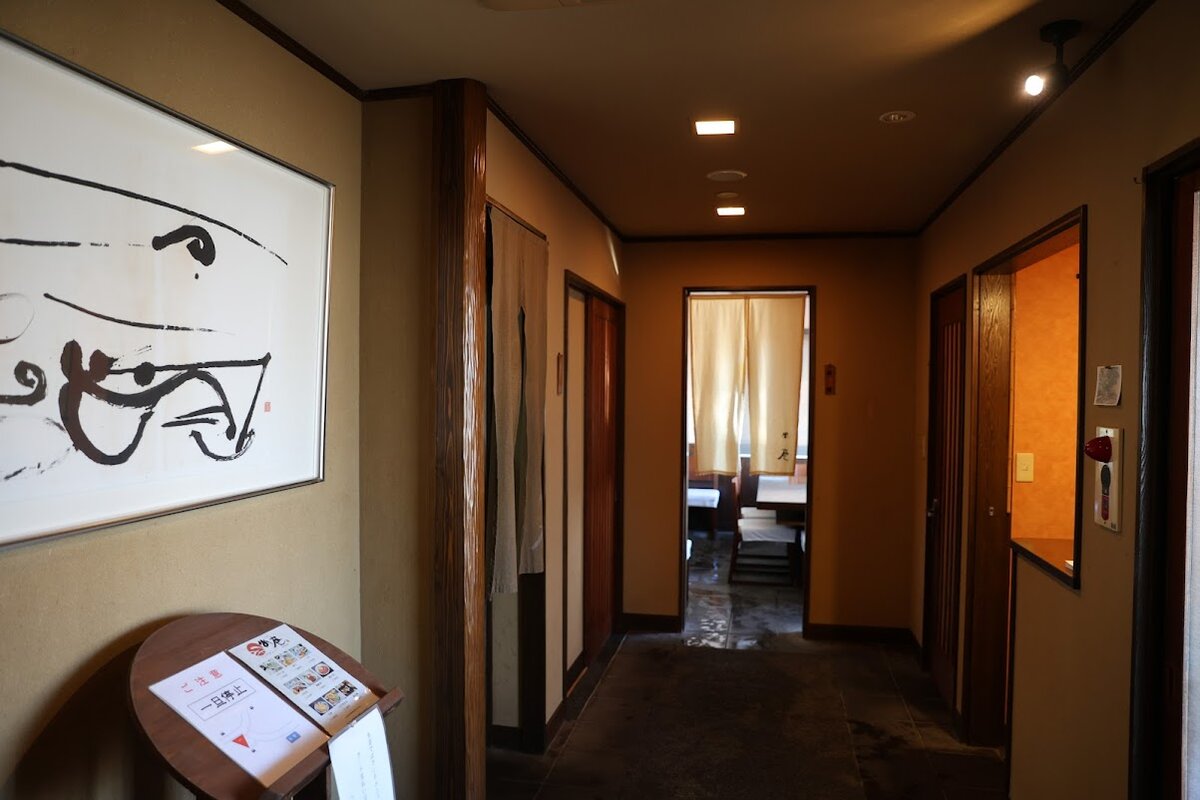 和楽房 尚奄：窓からの港の景色と室内のテーブル席