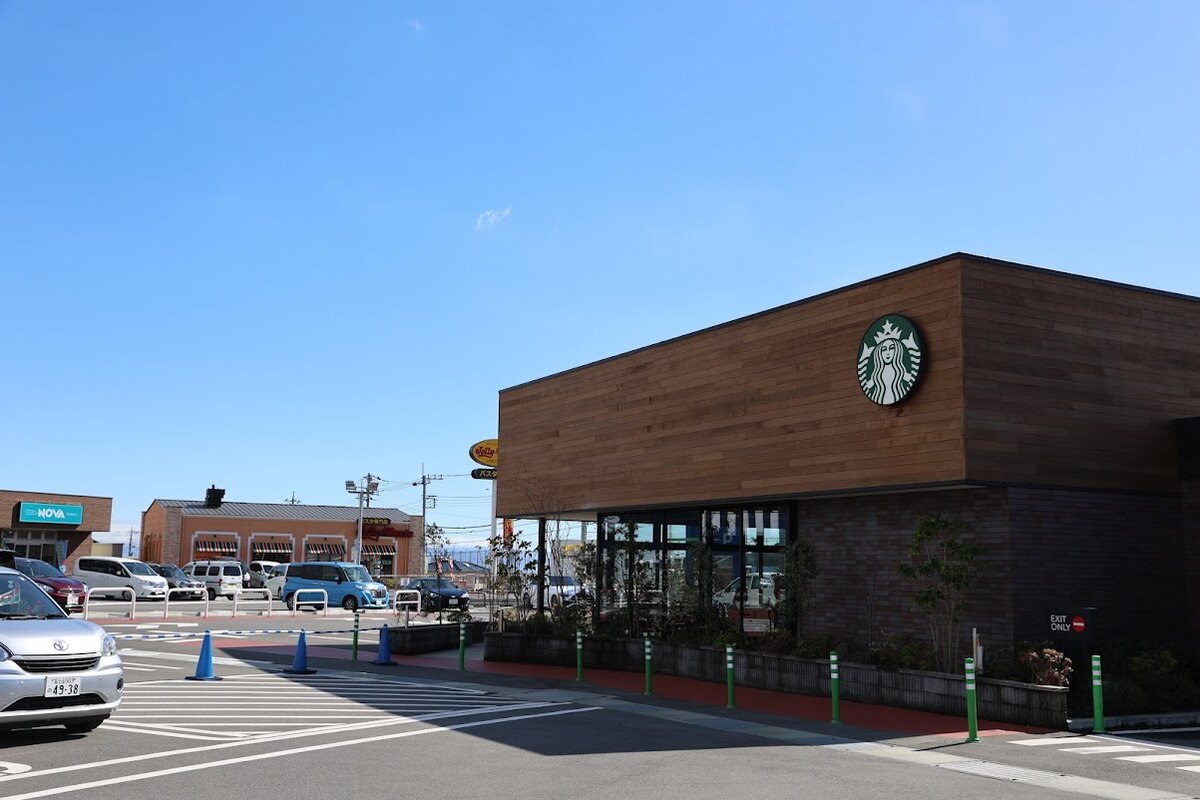 スターバックスコーヒー 　アクロスプラザ富士宮店：スターバックスの外観、駐車場、青空