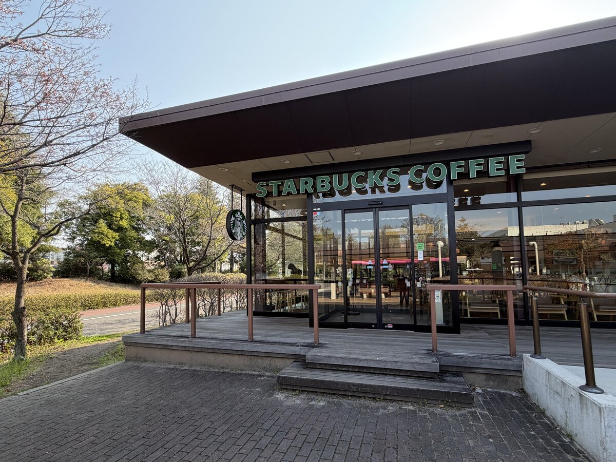 山梨大学医学部附属病院店：スターバックスの外観