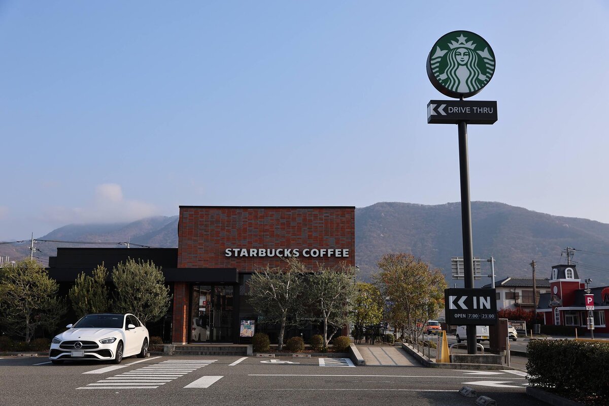 スターバックス コーヒー 甲府和戸通り店：スターバックスコーヒーの店舗外観と看板、ドライブスルーの...