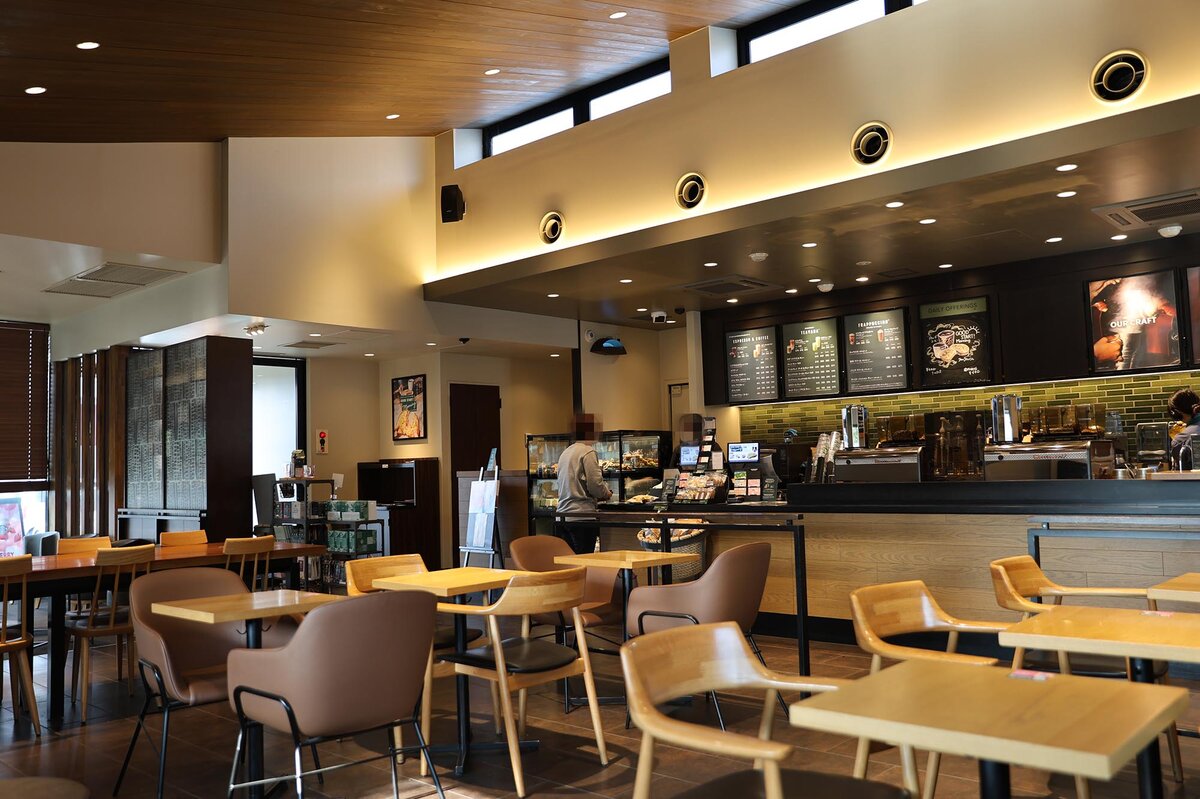 スターバックス コーヒー 甲府和戸通り店：スターバックスの店内風景。テーブルと椅子が並び、カウンタ...