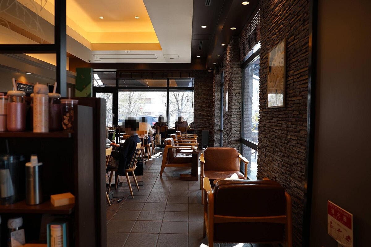スターバックス コーヒー 甲府アルプス通り店：カフェのテーブル席