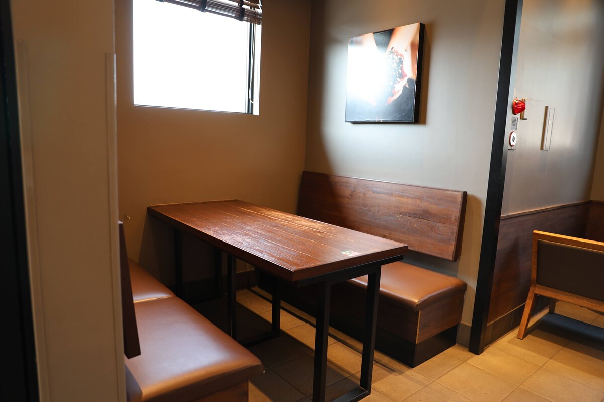 スターバックス コーヒー 甲府アルプス通り店：店舗外観、ストロベリードリンクの看板