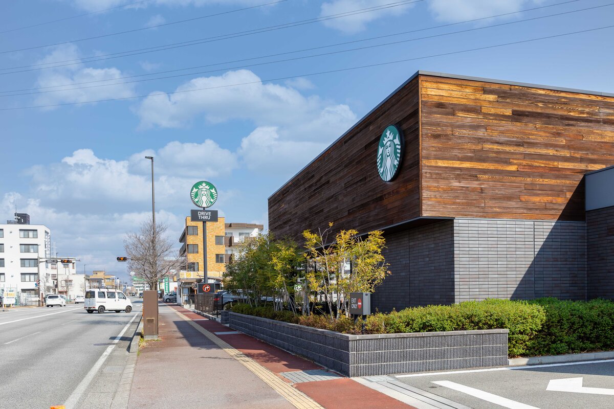 スターバックス コーヒー 甲府アルプス通り店：スターバックスの外観