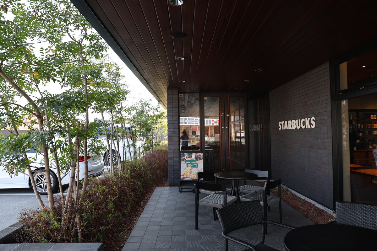 スターバックス コーヒー 甲府平和通り店：スターバックスの外観とドライブスルーの看板