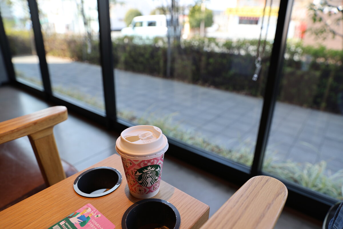 スターバックス コーヒー 甲府平和通り店：スターバックス店舗の外観。テラス席と植栽が見える。
