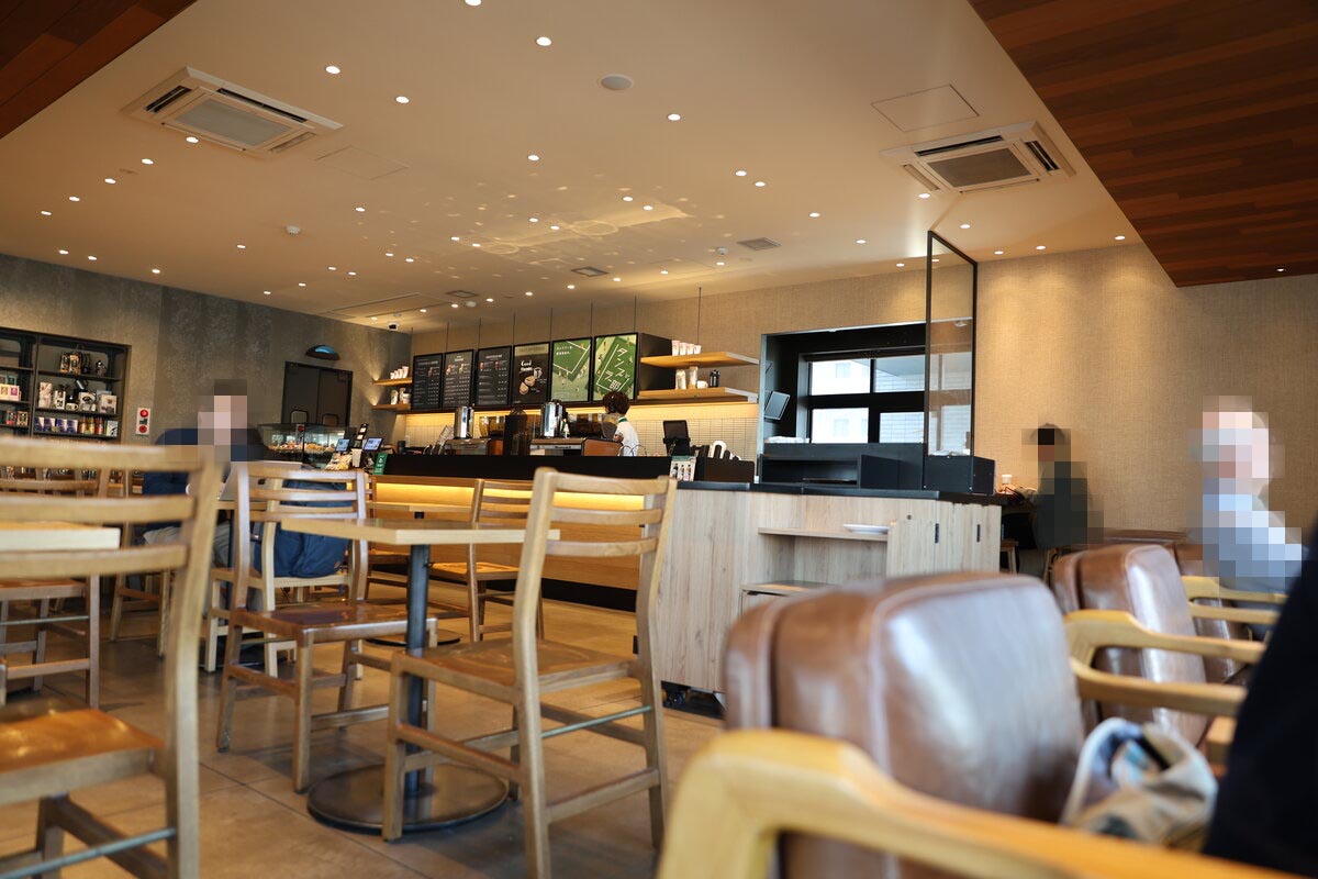スターバックス コーヒー 甲府平和通り店：スターバックスのコーヒー、窓の外の景色