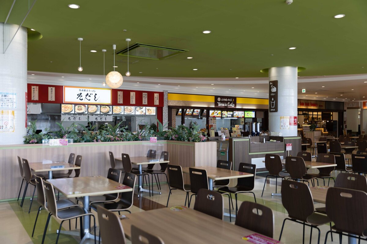 スターバックス コーヒー 甲府平和通り店：カフェの内観。客席とカウンターが見える。