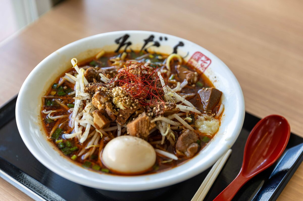 ラザウォーク甲斐双葉：ラーメン、卵、もやし、スプーン、箸