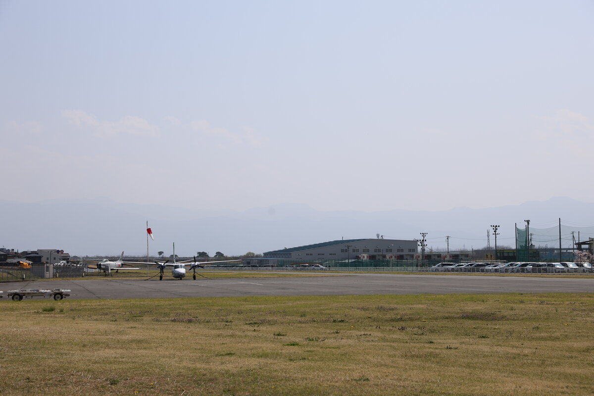 日本航空学園：日本航空学園の門と建物