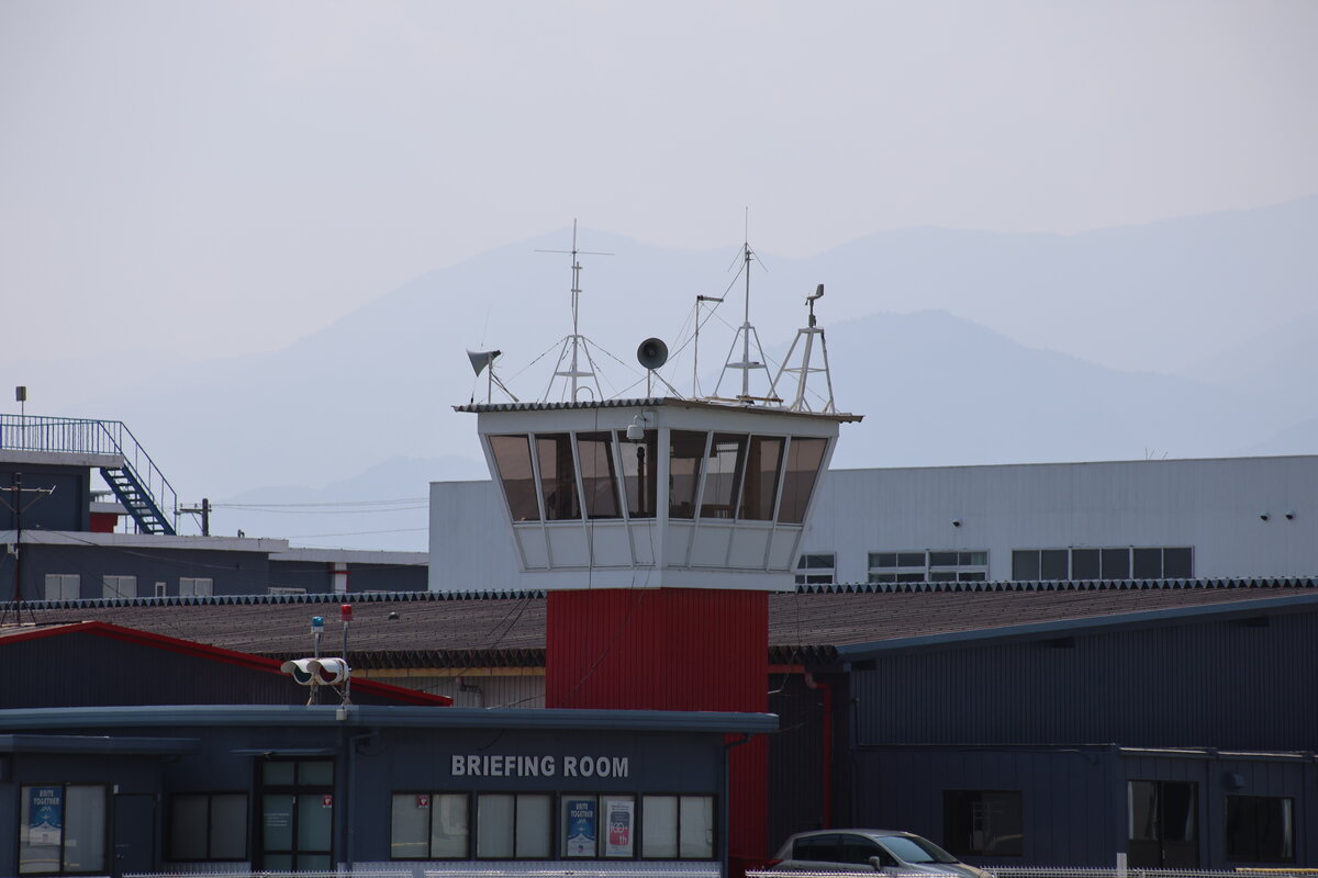 日本航空学園JAPAN AVIATION ACADEMY：日本航空学園の看板と空港の風景
