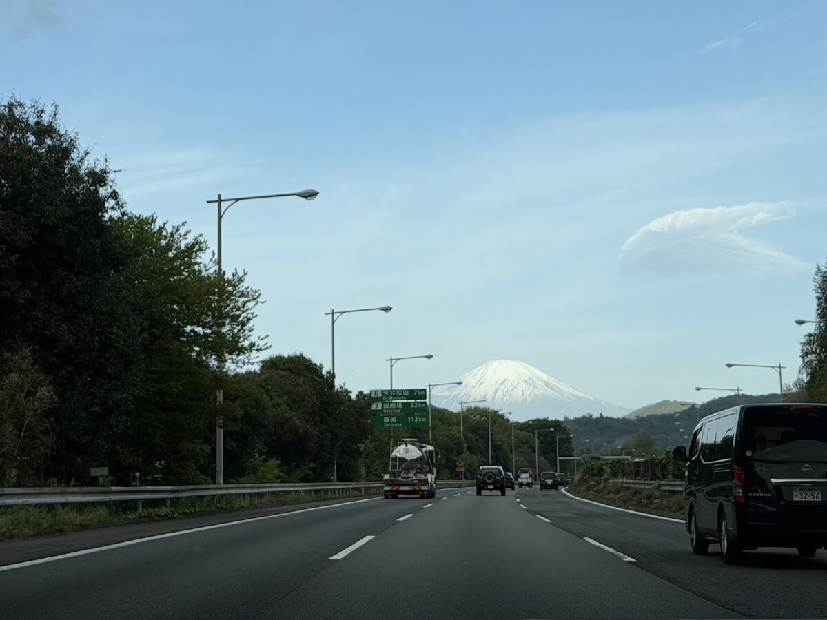 高速道路から見える富士山