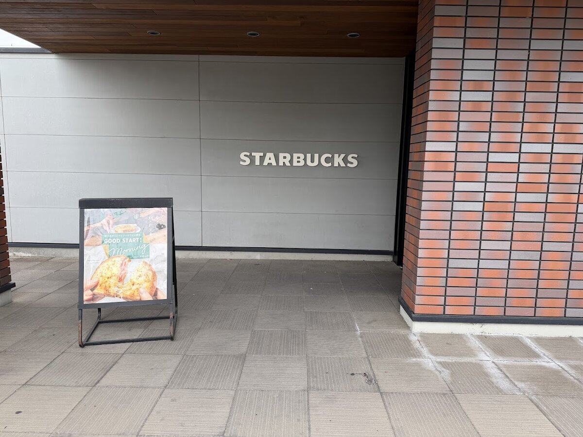 スターバックス コーヒー 焼津八楠店：スターバックスの看板と店舗外観