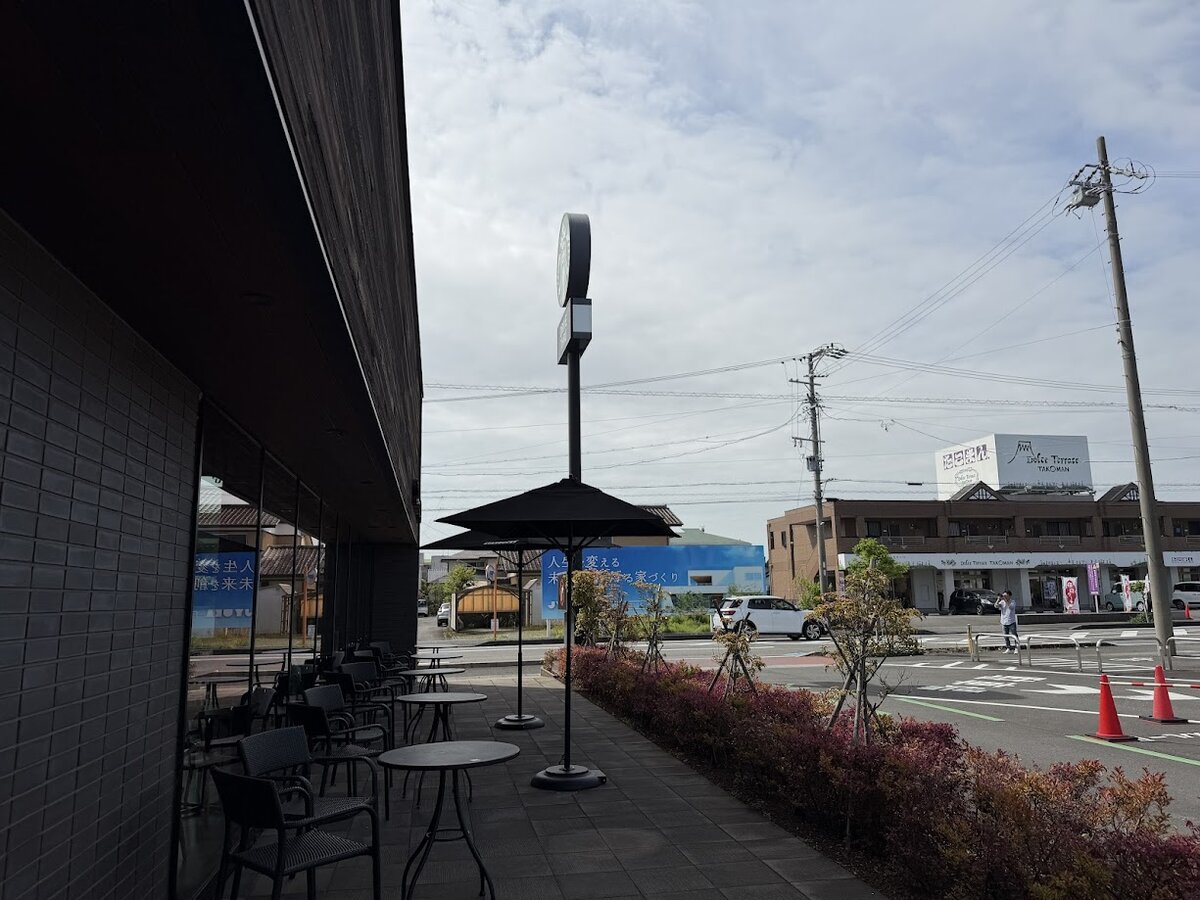 スターバックス コーヒー 焼津祢宜島店：手書きの地図が描かれた看板とモバイルオーダーの看板