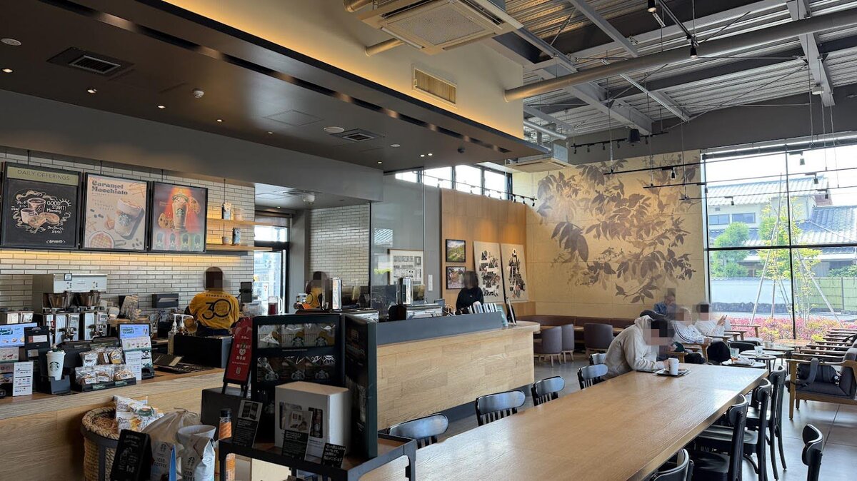 スターバックス コーヒー 藤枝高柳店：店舗の外観、歩行者、道路