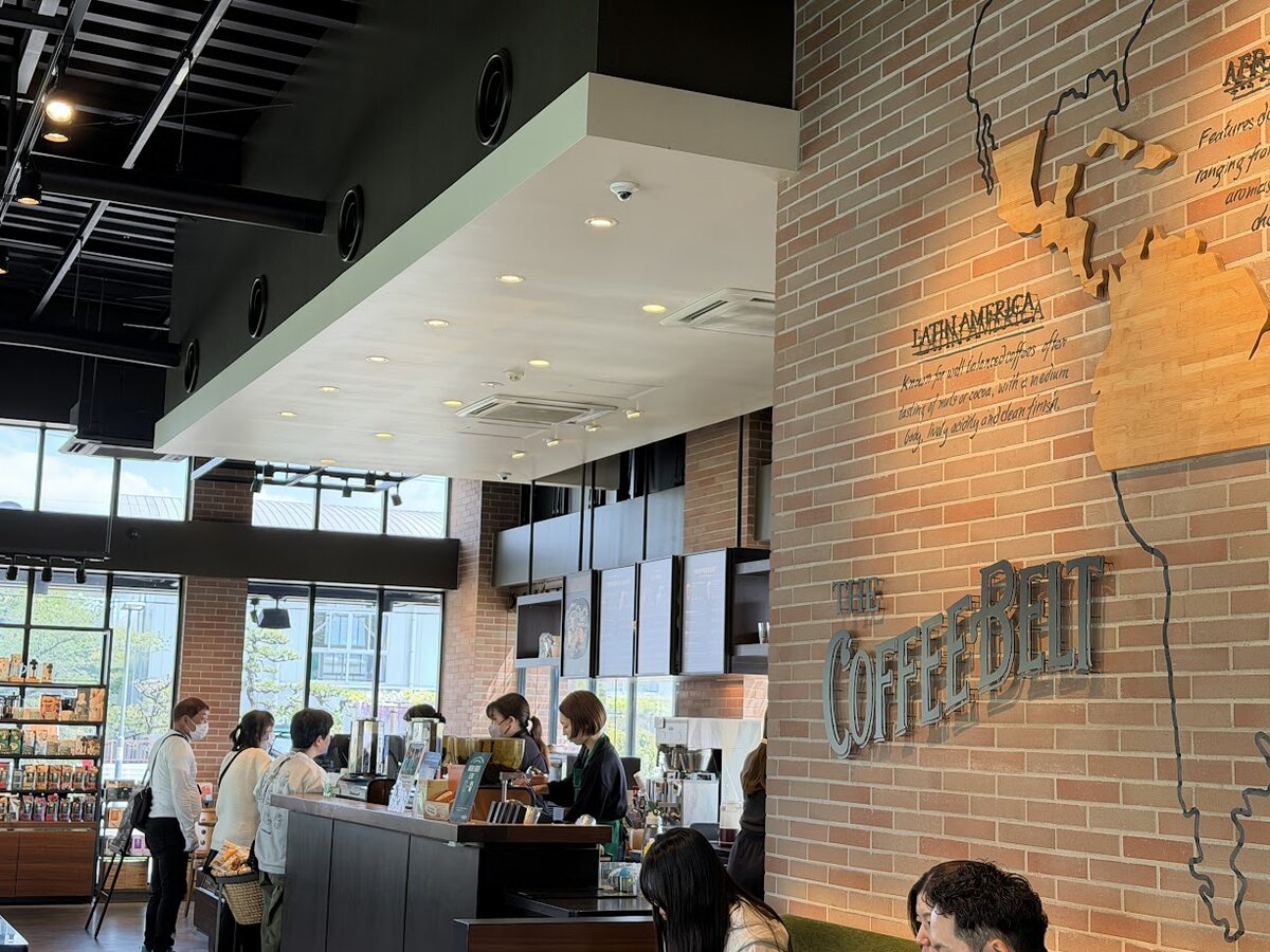 スターバックスの店内。メニューボードが見える。
