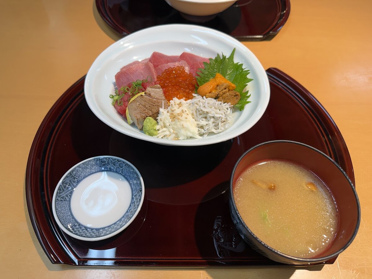 焼津さかなセンター：飲食店の外観。看板、メニュー、au PAYの表示などが見られる。