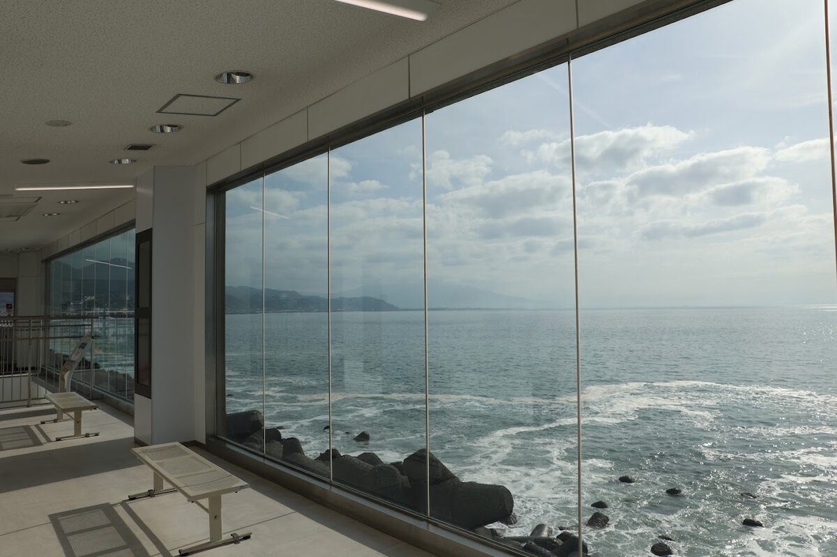 由比PA (下り)：建物内からの海の風景