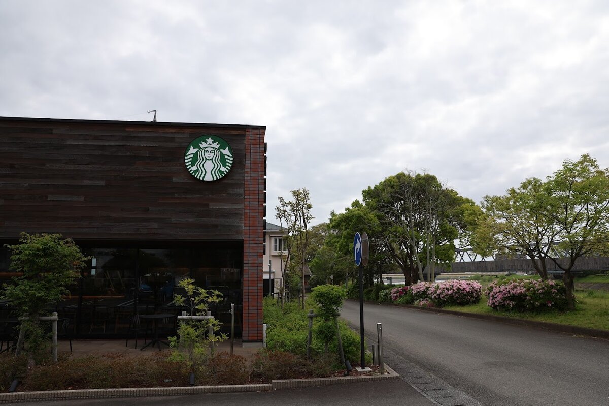 スターバックス コーヒー 焼津八楠店：カフェの店内、テーブルと椅子、カウンターとメニュー