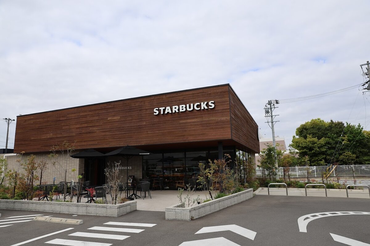 スターバックス コーヒー 焼津八楠店：スターバックスの看板。フラペチーノのクエストとモバイルオ...