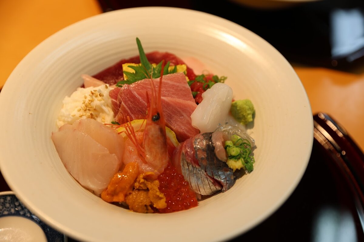 焼津さかなセンター　：市場の様子。魚介類や干物が並んでいる。