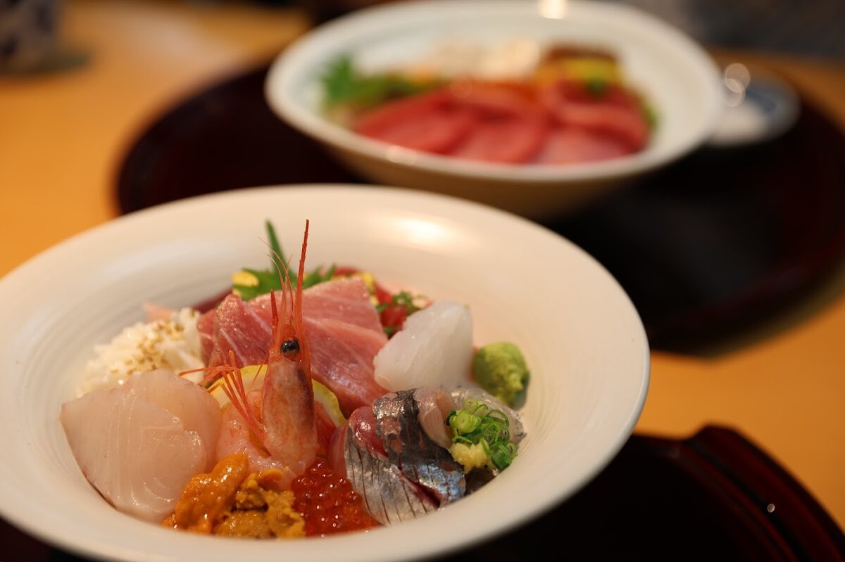 焼津さかなセンター：海鮮料理店の外観。看板に店名と料理の写真がある。