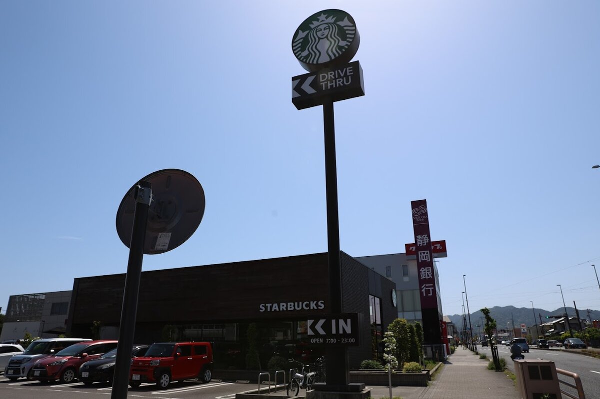 スターバックス コーヒー イオンセントラルスクエア静岡店：スターバックスの店内風景。棚に商品が並び、カウンターには...