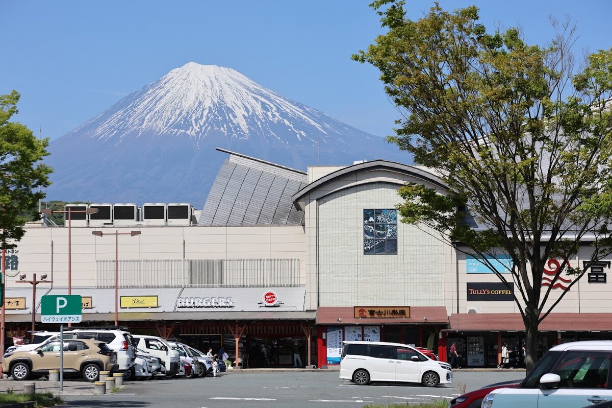 Cookie Pige, Starbucks, KFC：商業施設の外観。複数の店舗の看板が見える。